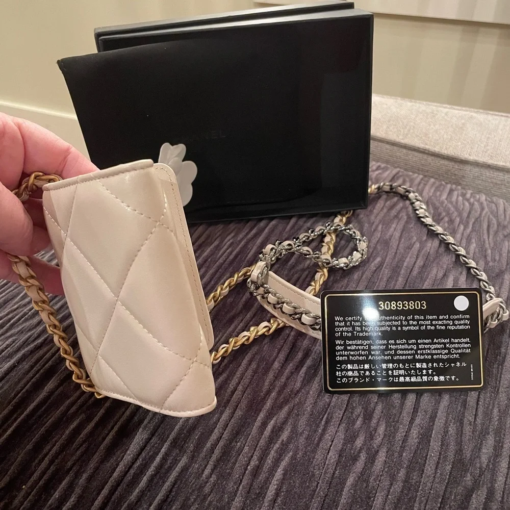 ❌❌❌SOLD❌❌❌CHANEL 19 Authentic Cardholder On Chain - Picture 4 of 16